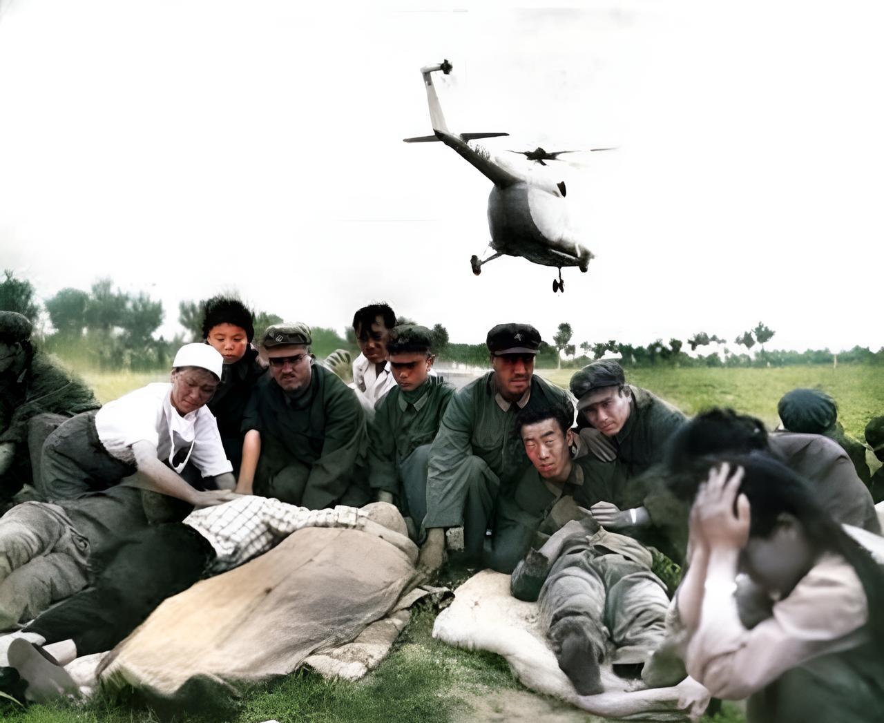 1976年，唐山大地震中，政府派出直升飞机飞往地震区救援伤员。解放军战士扛着铁锹
