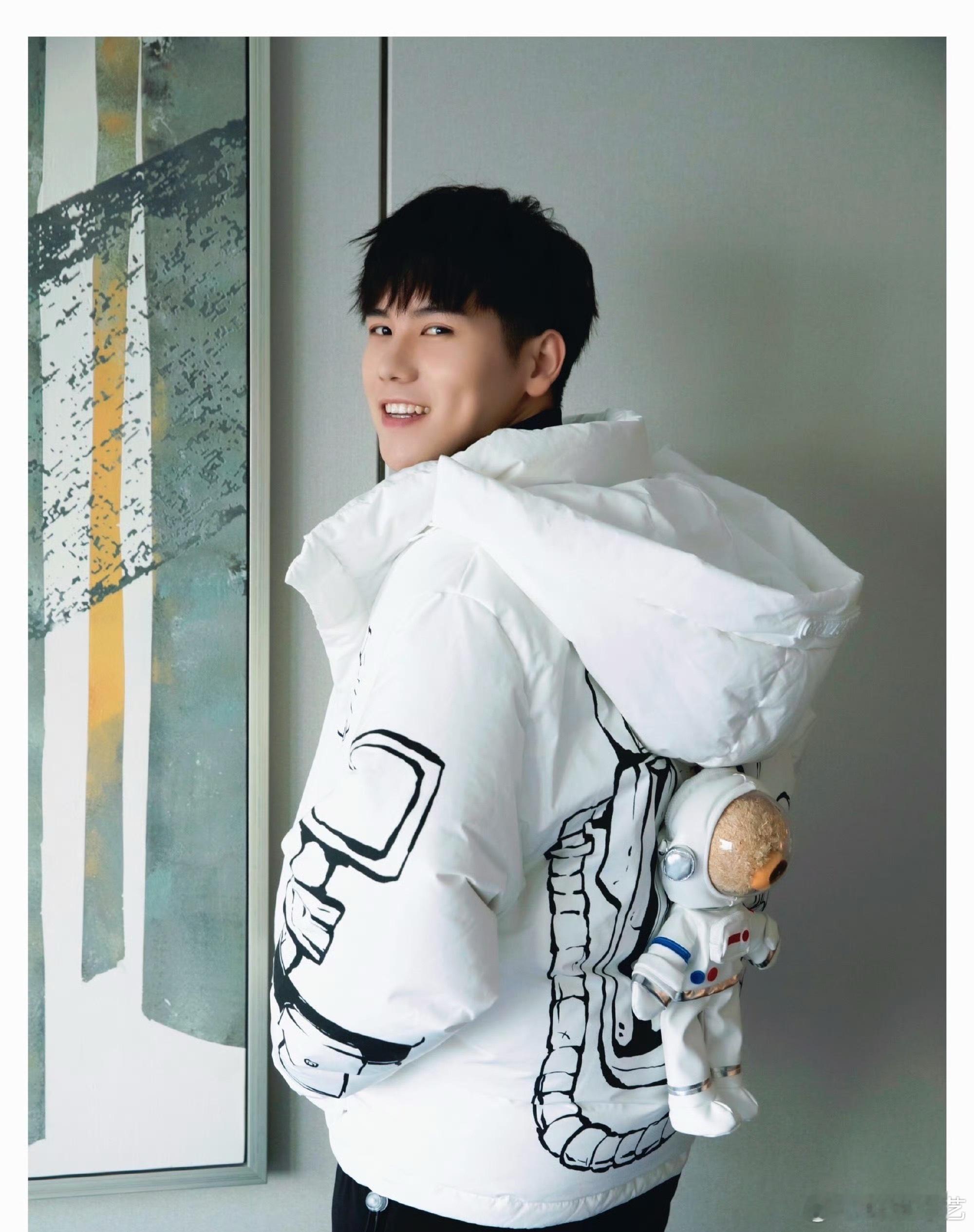 发现变胖真的太廉价了胖的时候，你的自嘲只值五毛。瘦了，你的沉默都值五万。男生为