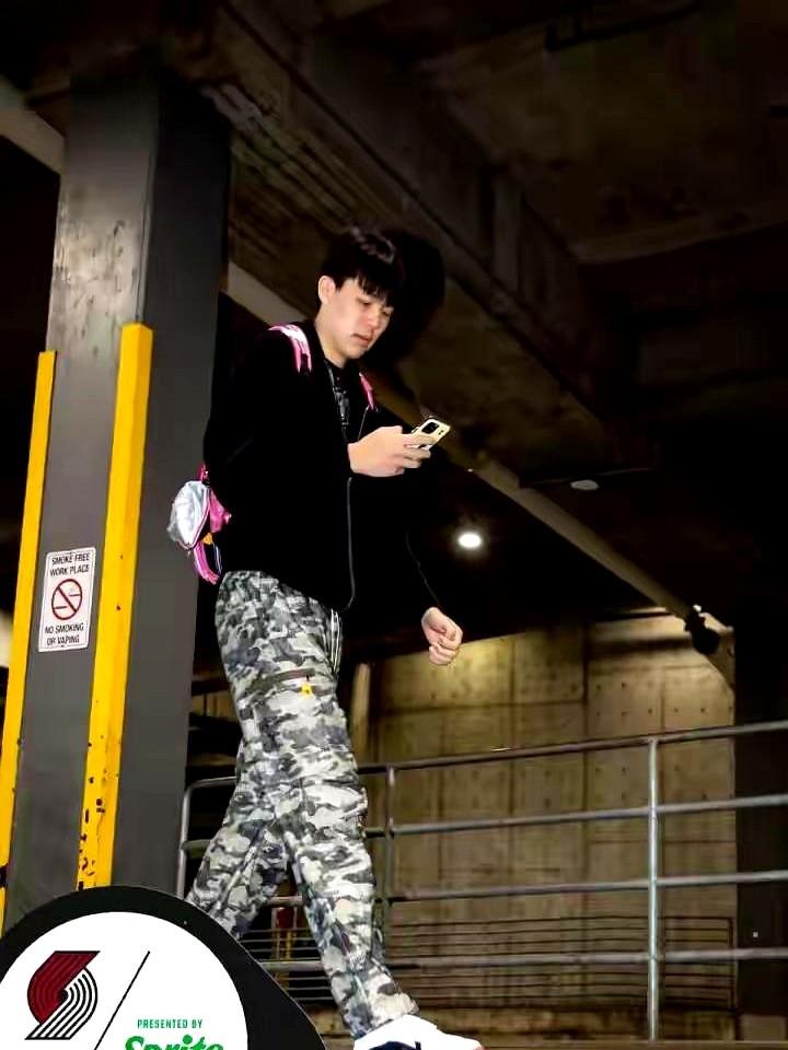 杨瀚森8分钟拿满数据，开拓者却输了球。北京时间12月24日，开拓者主场106