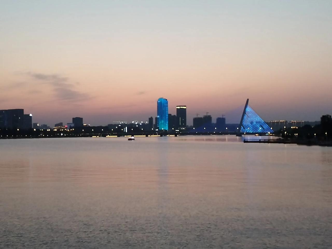 你能相信吗？西安真的有海，不信就来浐灞的后海看一场日落，你一定会被眼前的景色折服