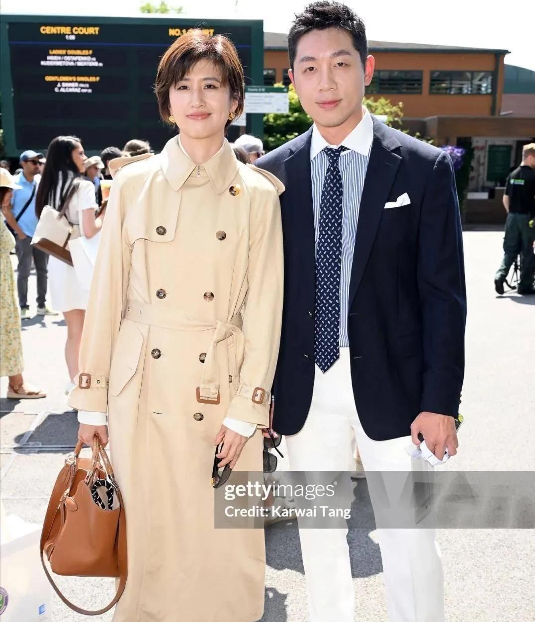 萧敬腾与林有慧现身温网，因穿着打扮引网友关注，夫妻感情甜蜜，林有慧钻戒吸睛，网友