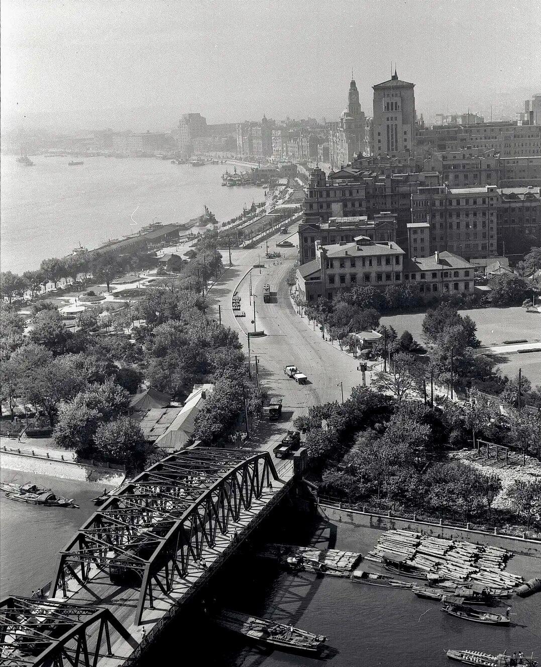 一个女特务，精心潜伏上海整整十年，手握密码电台，游走于租界旧弄堂之间，连公安的眼