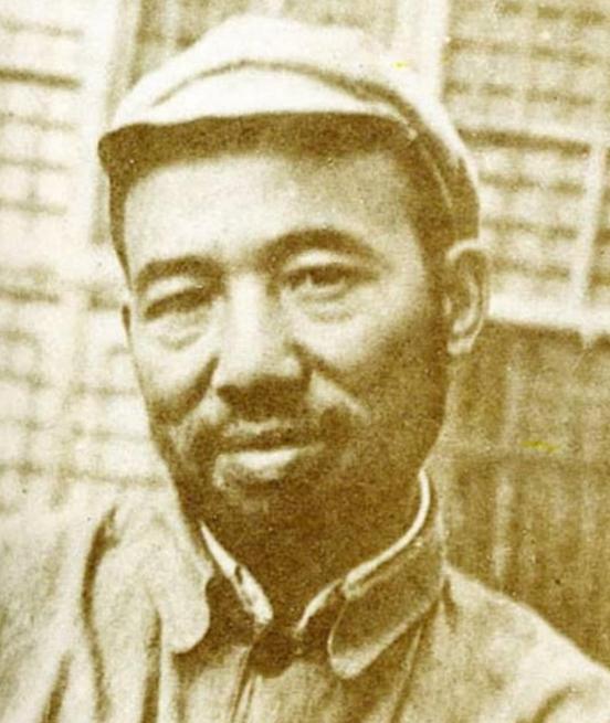 1937年，在八路军后方政治部办公室内，宣传科长李卓然正在埋头工作。突然，有人走