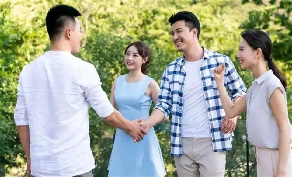 女人很容易动情的三种男人，不论年龄多大，女人都爱成熟稳重型成熟稳重的男人就像