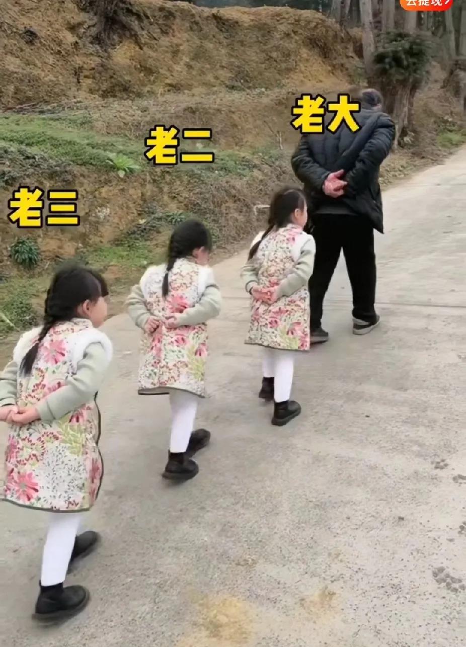 这就是孩子交给爷爷奶奶带的后果，三孩子学爷爷走路，有模有样。