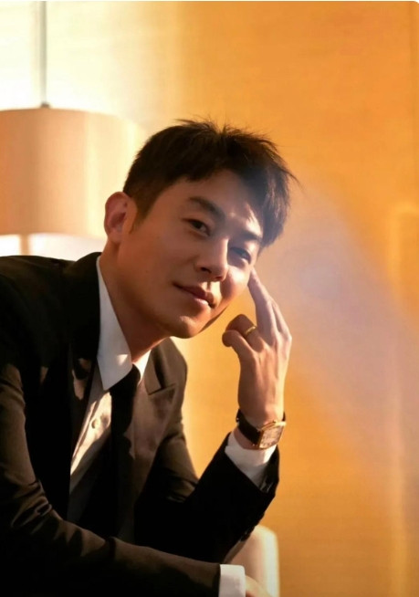 万茜曾经说过：朱亚文拍戏从来不化妆！原来男演员里面还有跟张嘉译一样的？！