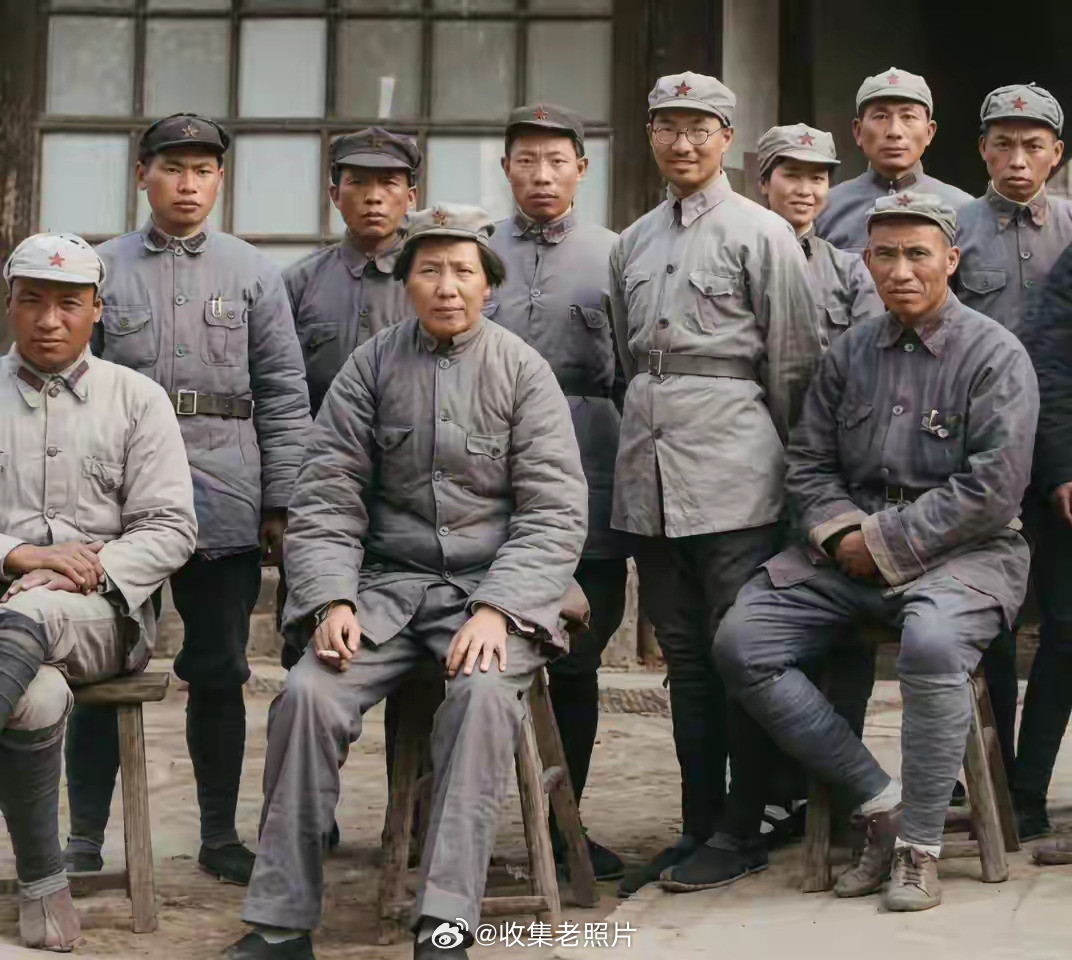 1936年，延安。到达陕北不久的伟人。因当时物质条件太差，每个人脸上布满愁容。先