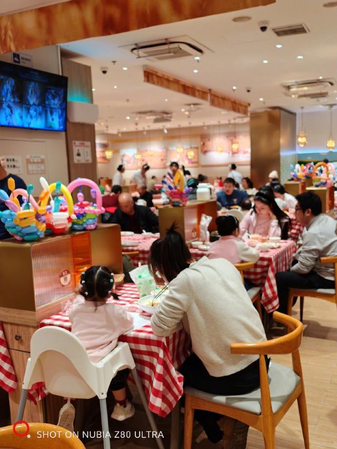 可能是因为放寒假了，老胡看到西贝的北京合生汇店今天中午人挺多的，大部分是家长带孩