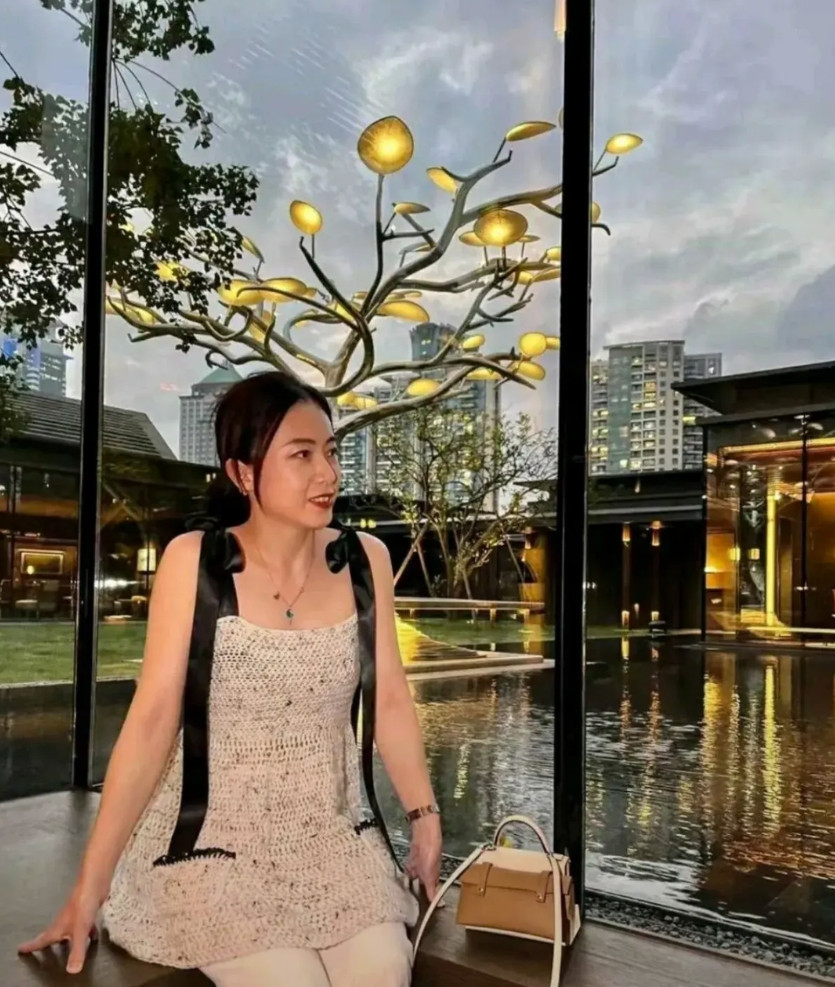 甘比又在为自己的“针织品”代言，说实话，失去大刘老婆的上亿身价，哪个明星会去她店