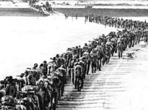 1950年11月29日，一个志愿军排长无视上级命令，弃守高地，放走美军50多辆坦