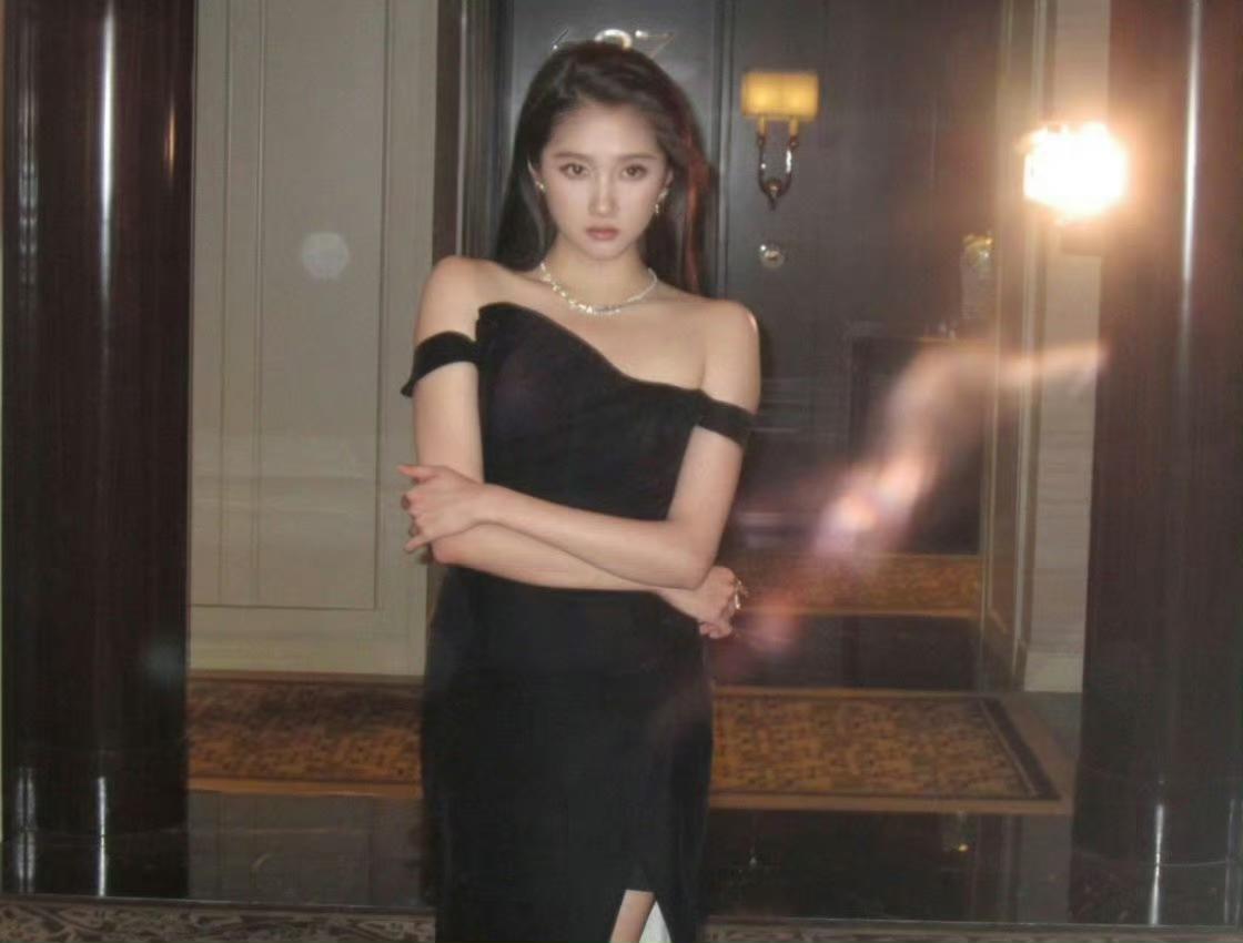 近日关晓彤现场和金九粒讨论自己美黑，说自己晒黑后有一个新的目标就是想要练出肌肉线