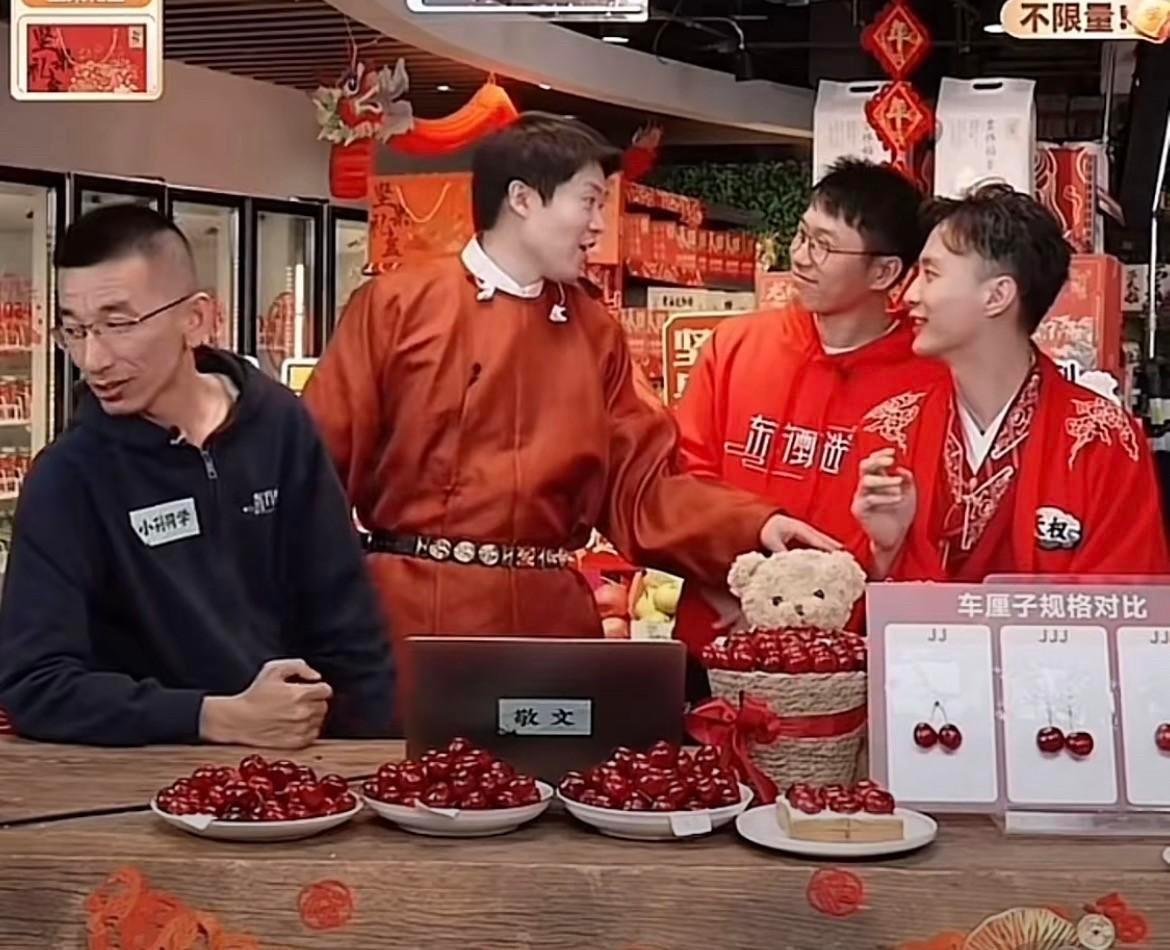 一张团队合影，网友就扔了四个字：全军覆没。你猜怎么着？当初照片里笑得最欢的那几