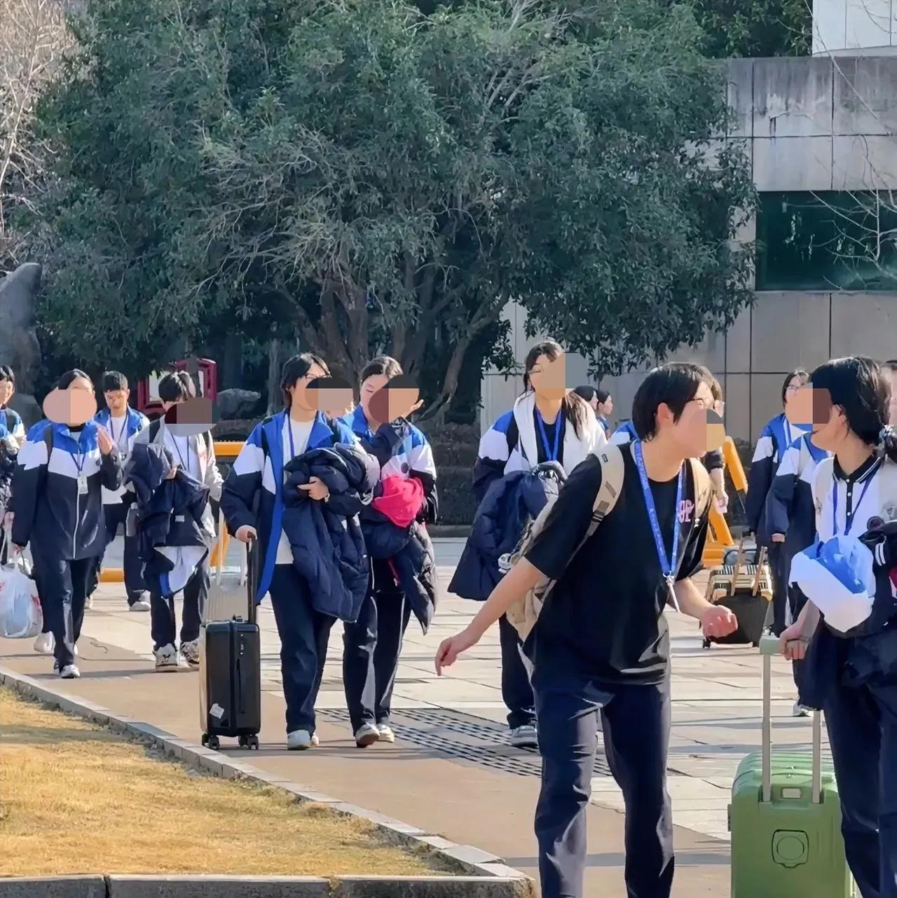 广东省教育厅等五部门联合发布新规，规定自2025年7月1日起，禁止强制学生和家长