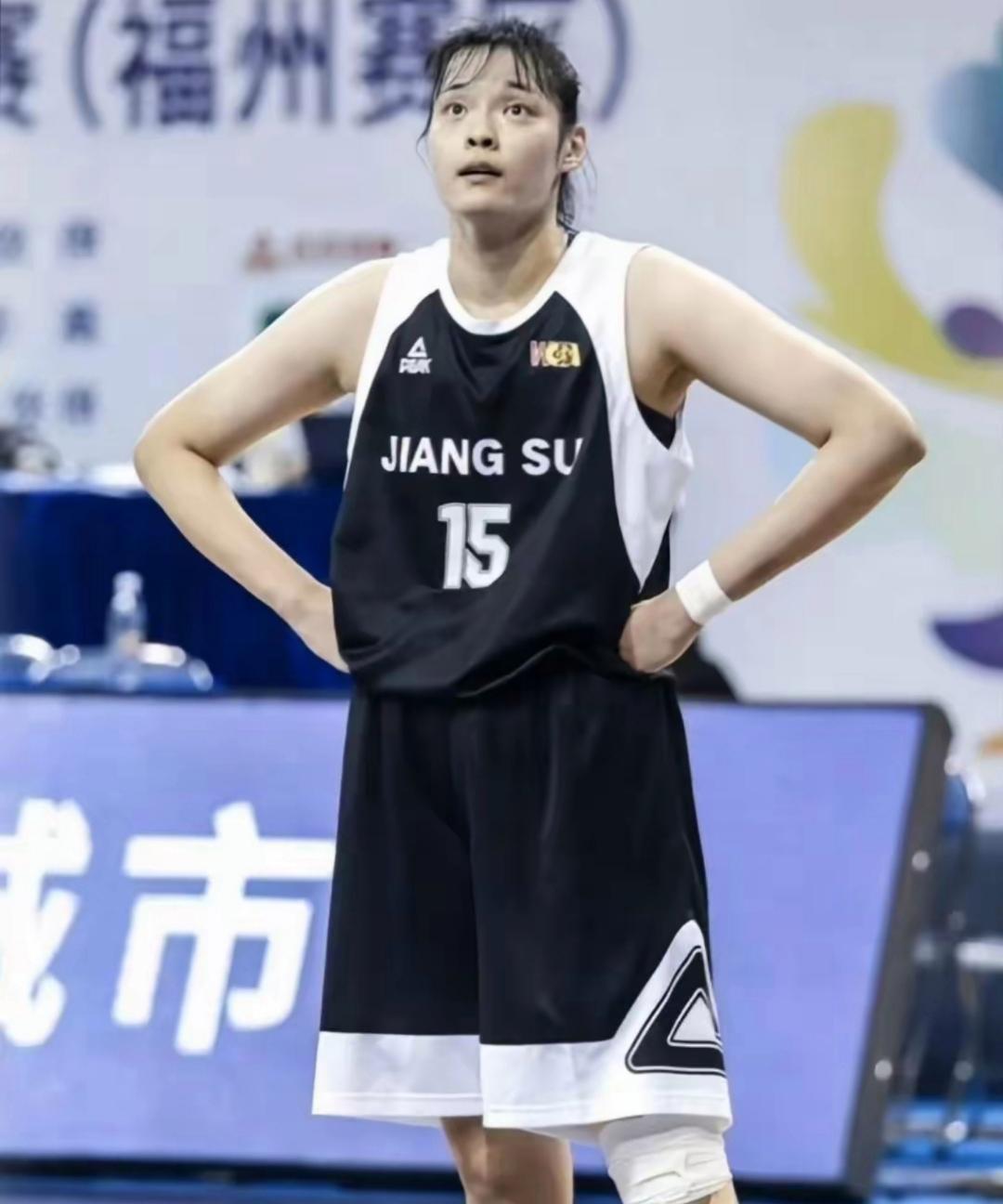 中国女篮，未来之星，许晨妍生于1999年，身高2米，目前是江苏女篮的主力中锋。