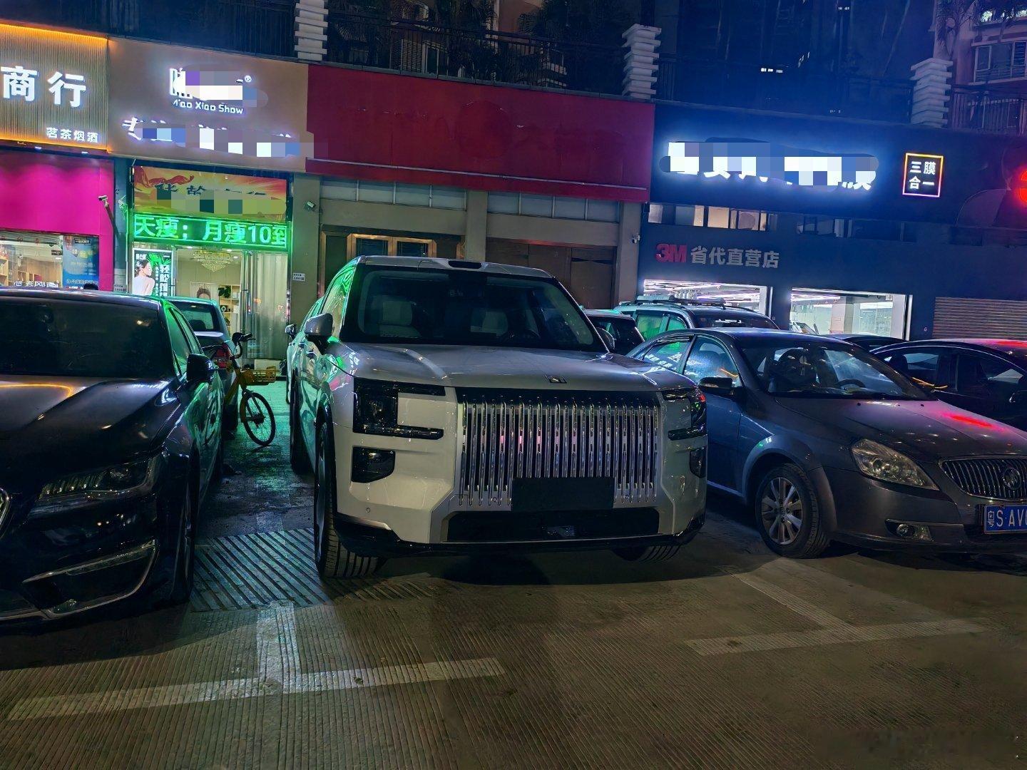 邻居一辆刚提的极氪9X，前脸上的大格栅够霸气，这车在深圳看到的概率越来越高了。