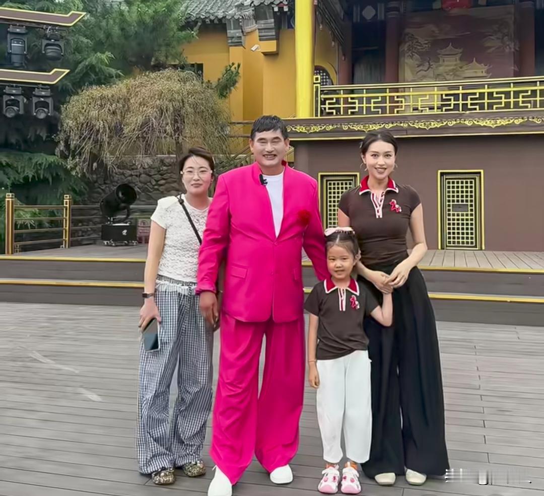 真人靠衣裳马靠鞍，朱之文穿上这套红色西服显得特别帅。非常的有男人味，怪不得很多人