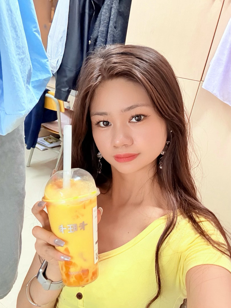 今天买的奶茶和我的衣服同色系哈哈哈哈哈哈