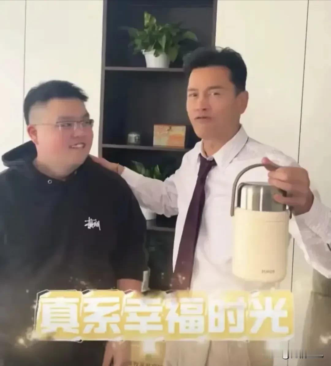 不得不说，吕良伟的儿子真的是又帅气又孝顺，儿子帅气遗传自老爸的优良基因，而孝顺则