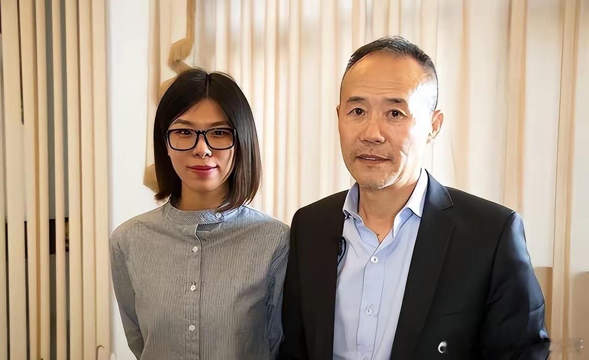 王石与大女儿王蔚蓝的一张留影，与前妻王江穗所生，比后妈田朴珺还大一岁，并没有依靠