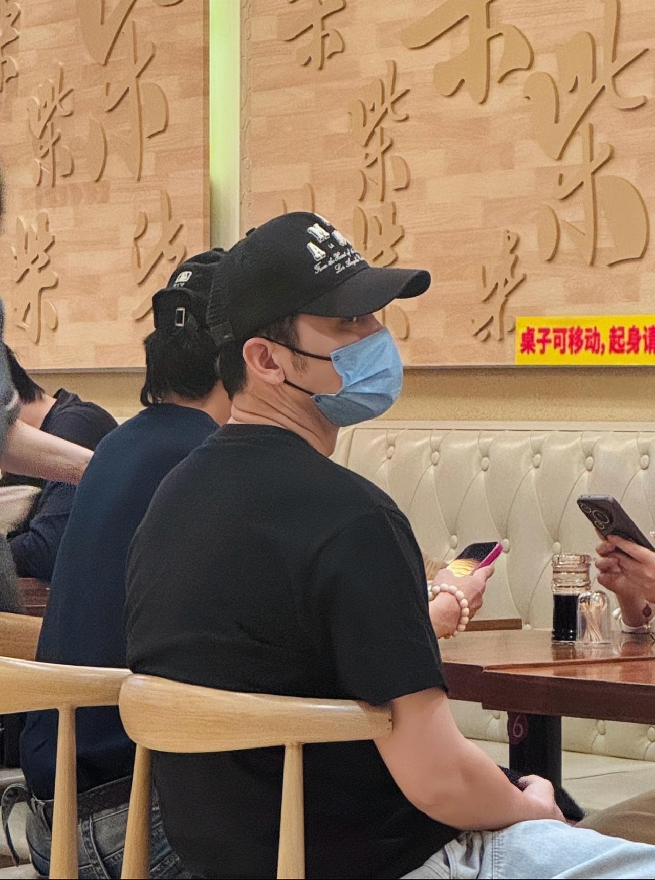 近日，有网友在北京三里屯偶遇李晨，他在一家面馆里，等着吃面的画面。发现李晨挺