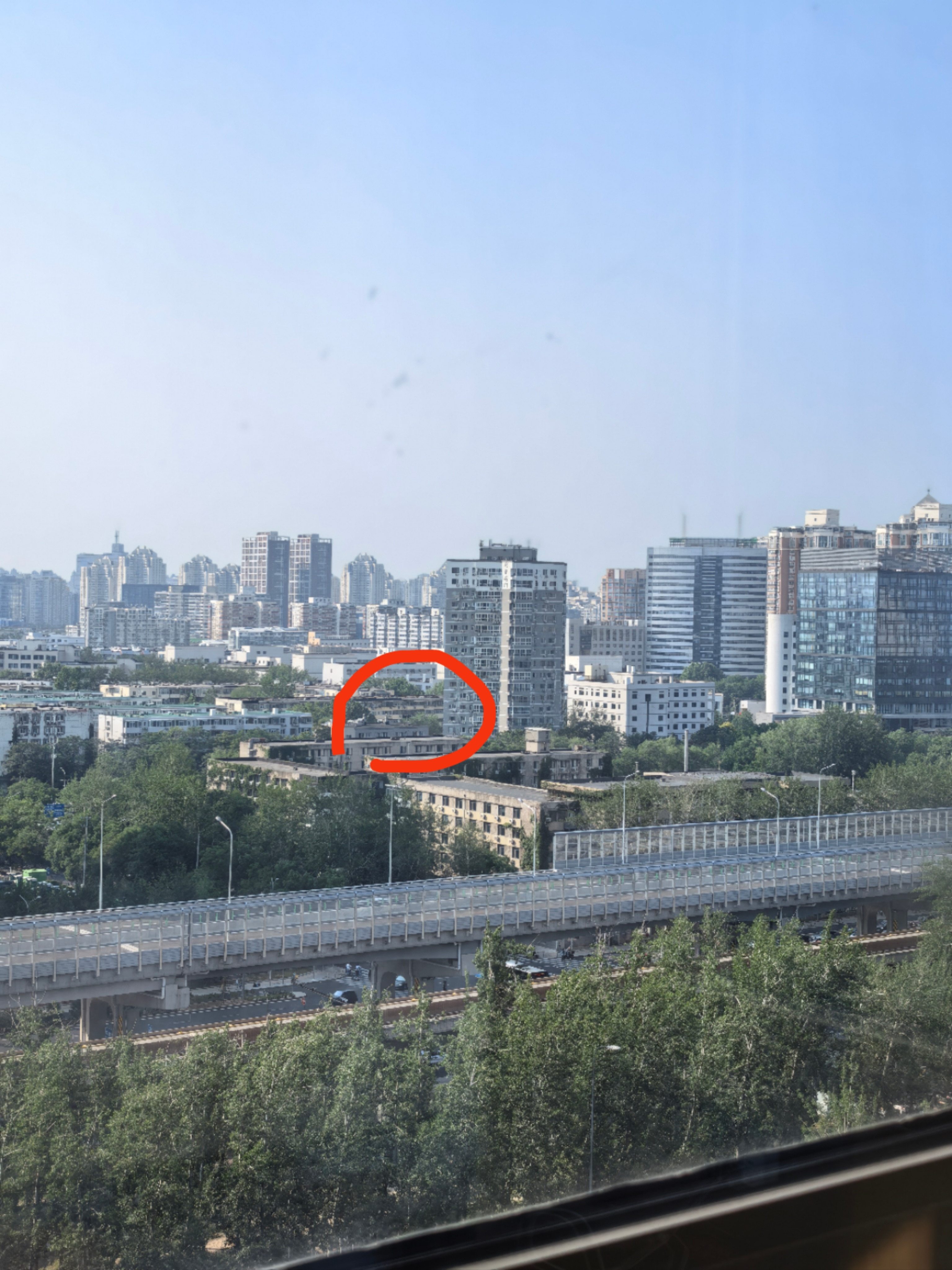 在酒店拍到了10年前来北京租的第一个房子。本来挺激动的，突然想起来被房东坑了一个