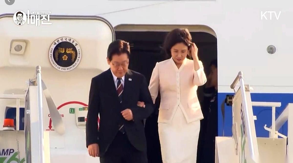 飞机舱门刚开，一股风就直接扑到了金惠景脸上。她的手还没来得及抬起来，精心做好的发