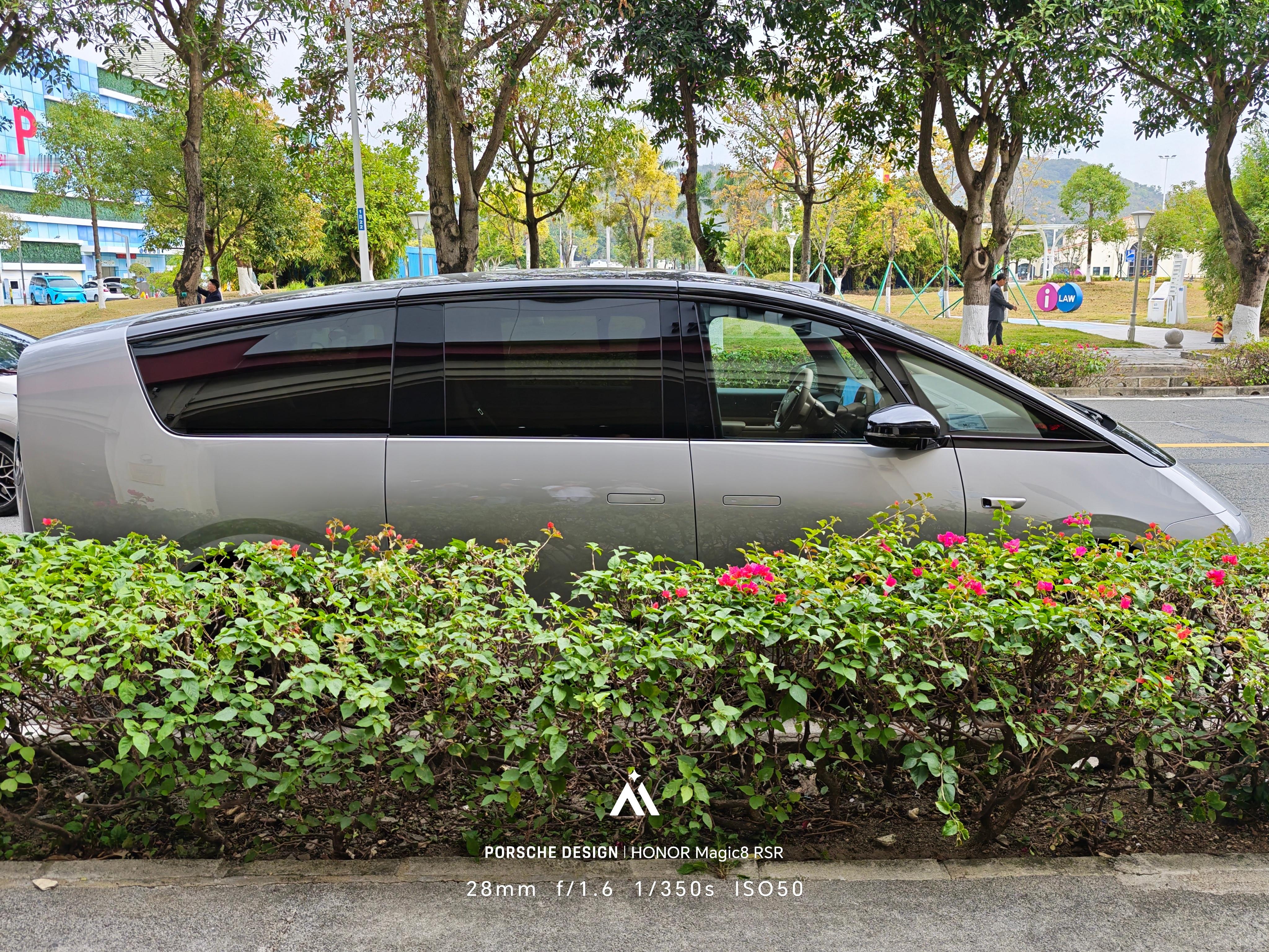 开了两天的理想Mega，这车真好啊，极致的隔音极致的舒适理想Mega确实长，刚上
