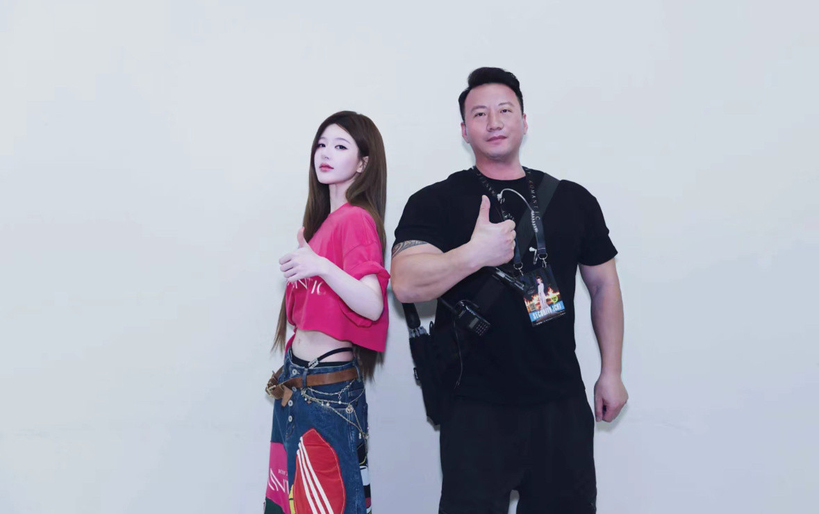 强哥就这样一直点赞👍🏻前两张完全一模一样哈哈哈