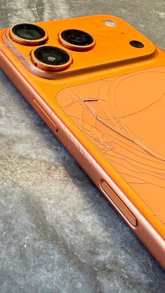 iPhone17Pro首批用户反馈品控铝合金对散热来说有着质的提升但坚硬程度上还