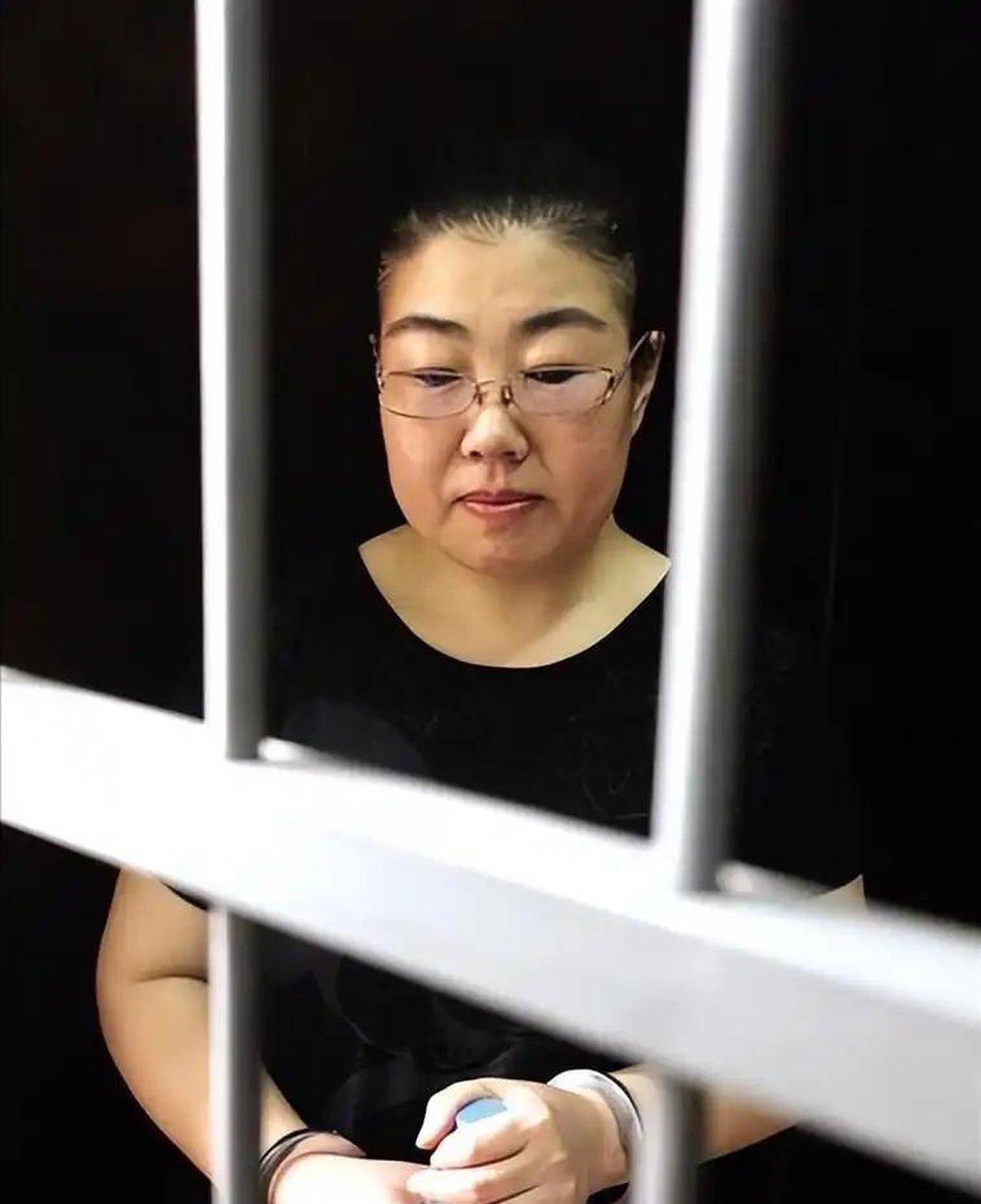 一提到副厅级干部王亚丽，就有人说，她除了性别是真的，其他都是假的。也是，一个初中