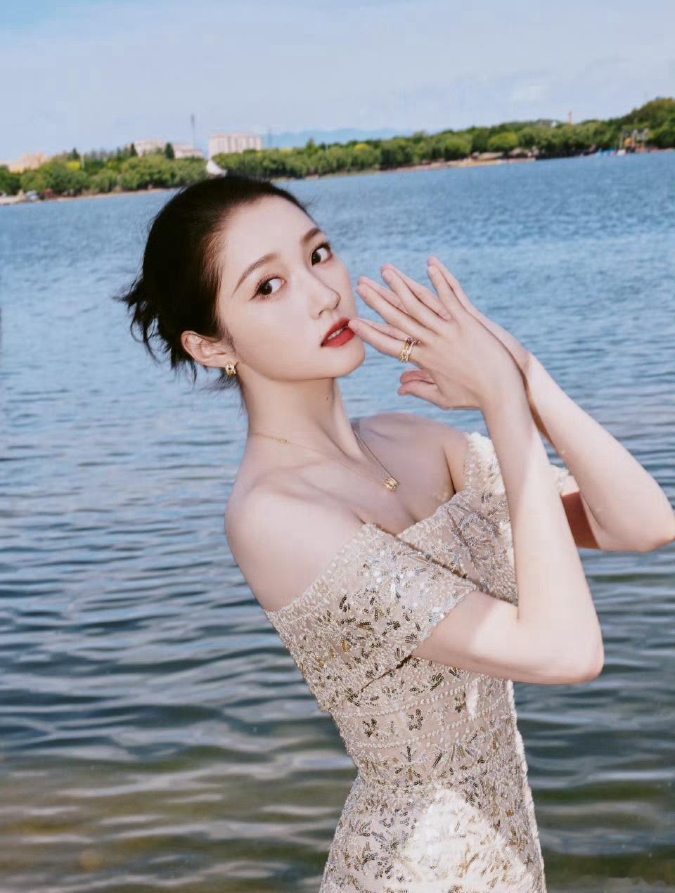 1.李昀锐和关晓彤、白鹿就是单纯的合作伙伴关系，前者是因为剧集宣传所以要捆绑cp
