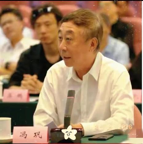 冯巩又上热搜！人民日报发文太通透！冯巩在人民日报谈喜剧创作，把逗乐观众比