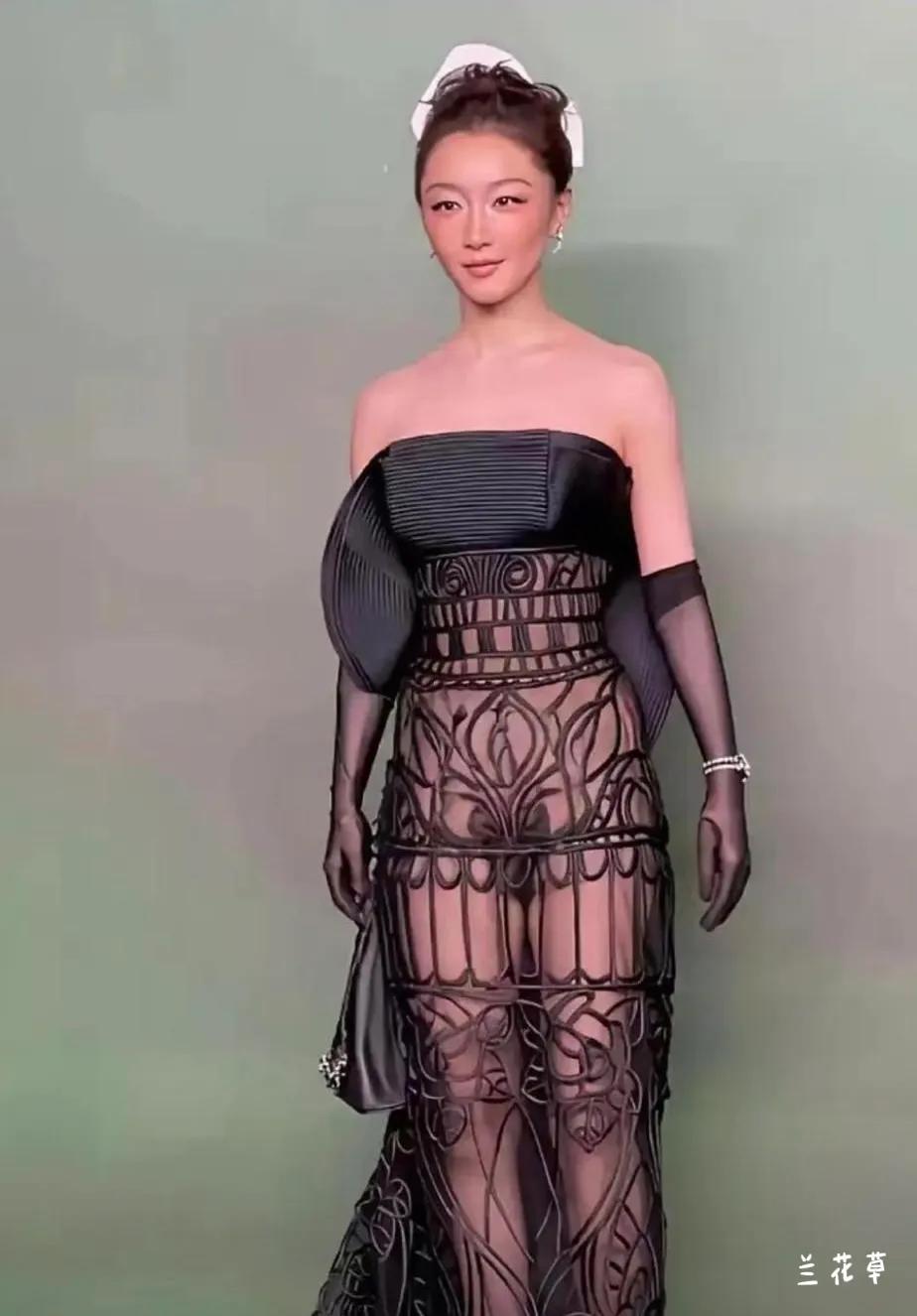 本人眼拙，周冬雨这算不算透视装？感觉，她越来越向性感这边靠拢。这是不是又是我