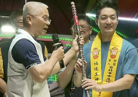 台资深媒体人董智森分析，台北市长在公开场合收到祝贺礼品，依惯例均由随行工作人员协