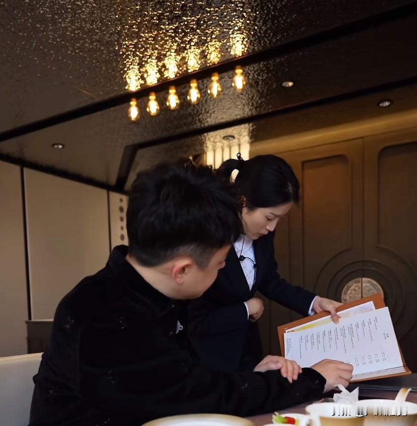 美食达人刘雨鑫到香港会展中心的粤菜馆吃午饭，3个人坐了一个海景大包间，点了一整只
