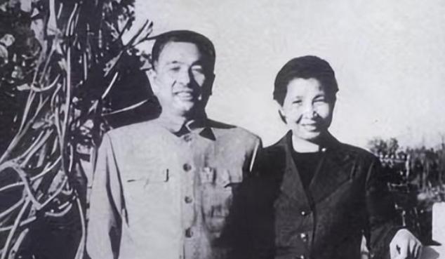 1951年8月，石来发正在家中务农。突然，家里来了一群身着军装的特殊客人，是中央