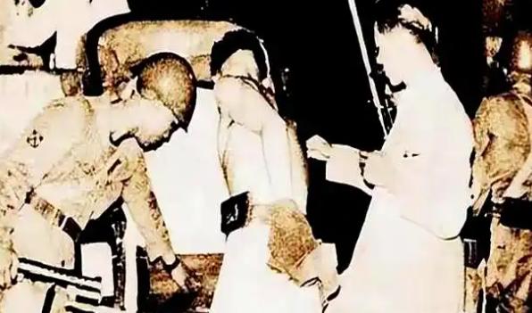 锦州地狱20天，怀孕7月遭日军10大酷刑，掀衣指证战犯时，伤疤仍在流血。 1