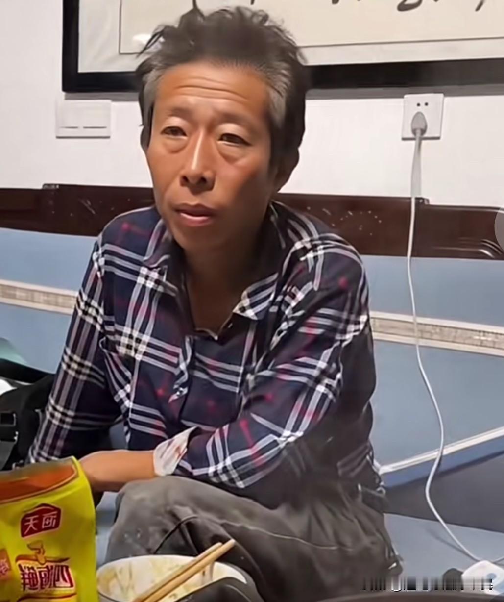 43岁的年纪看上去像63的老头有儿子的家庭真的太累了一位女子晒老