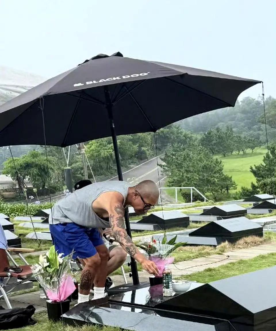 我姨婆说，具俊烨每天守在墓前，世人说他深情，实际上真的害了大S。姨婆有点懂玄学