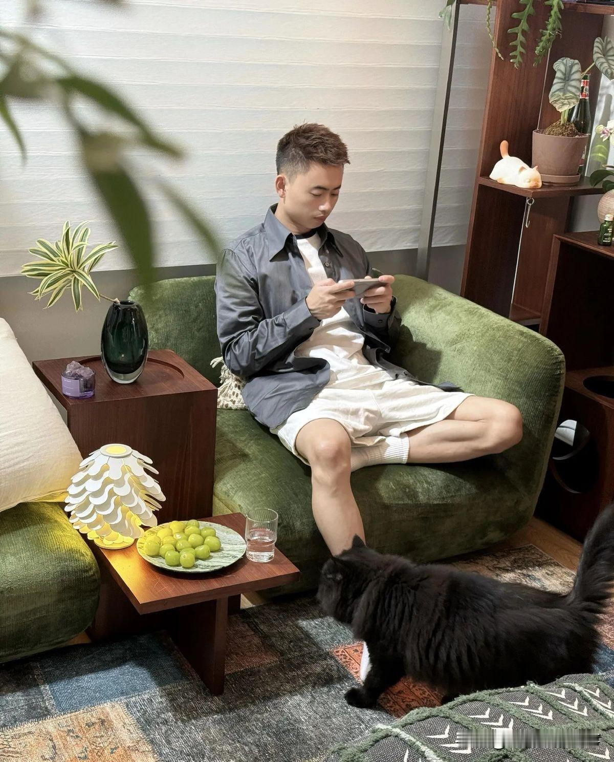 昨天晚上我又提了离婚，他坐在躺椅上打王者，头都没抬，说了一句了“行，明天去”，耳