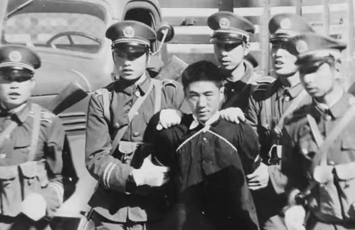 我最近听说了个事，发生在1979年青海。一个叫王强的年轻人，在水房跟人吵了几句，