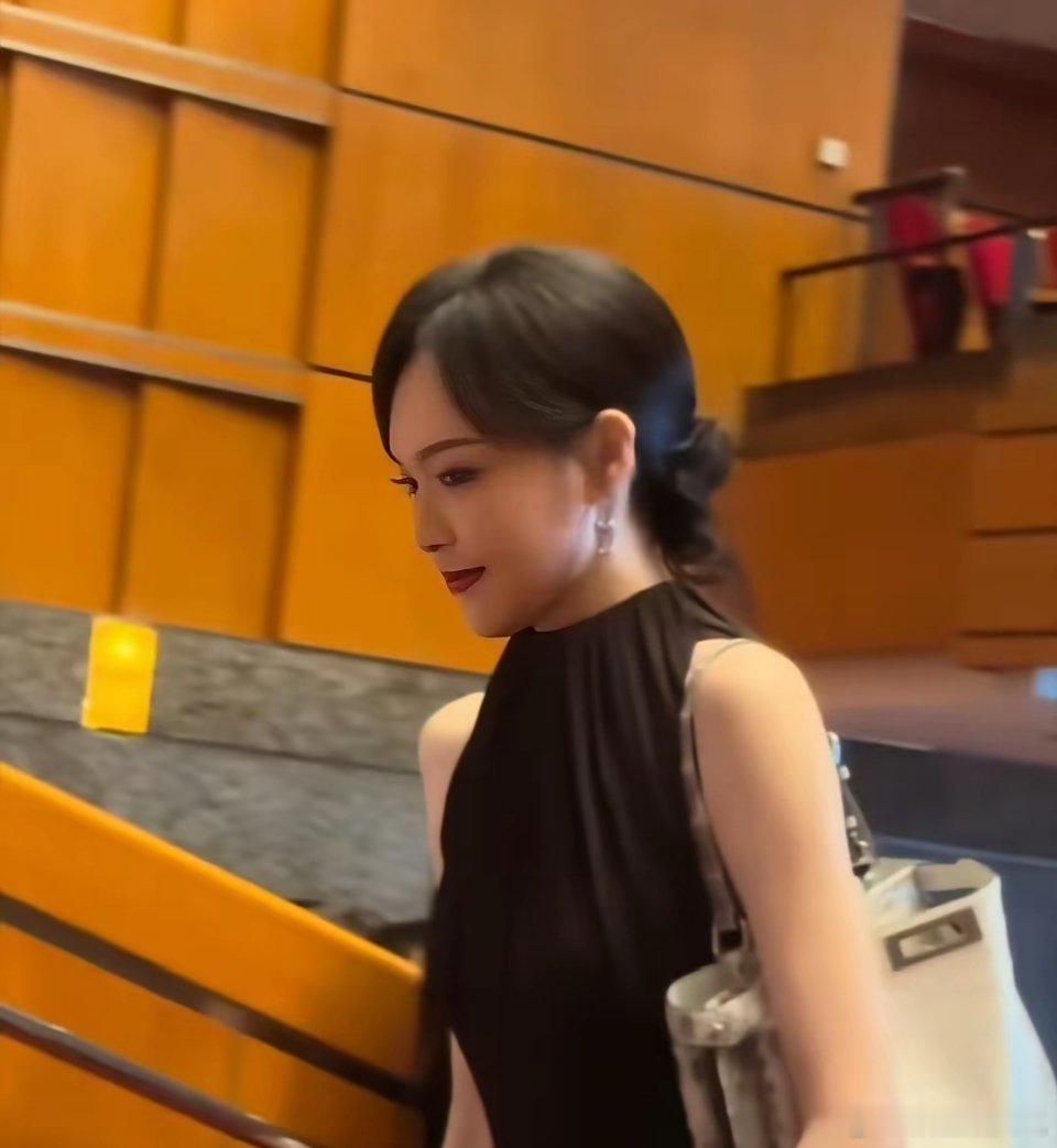 杨幂都要羡慕唐嫣了，居然可以堂堂正正的参加女儿的六一活动，还是和罗晋一起去的。杨