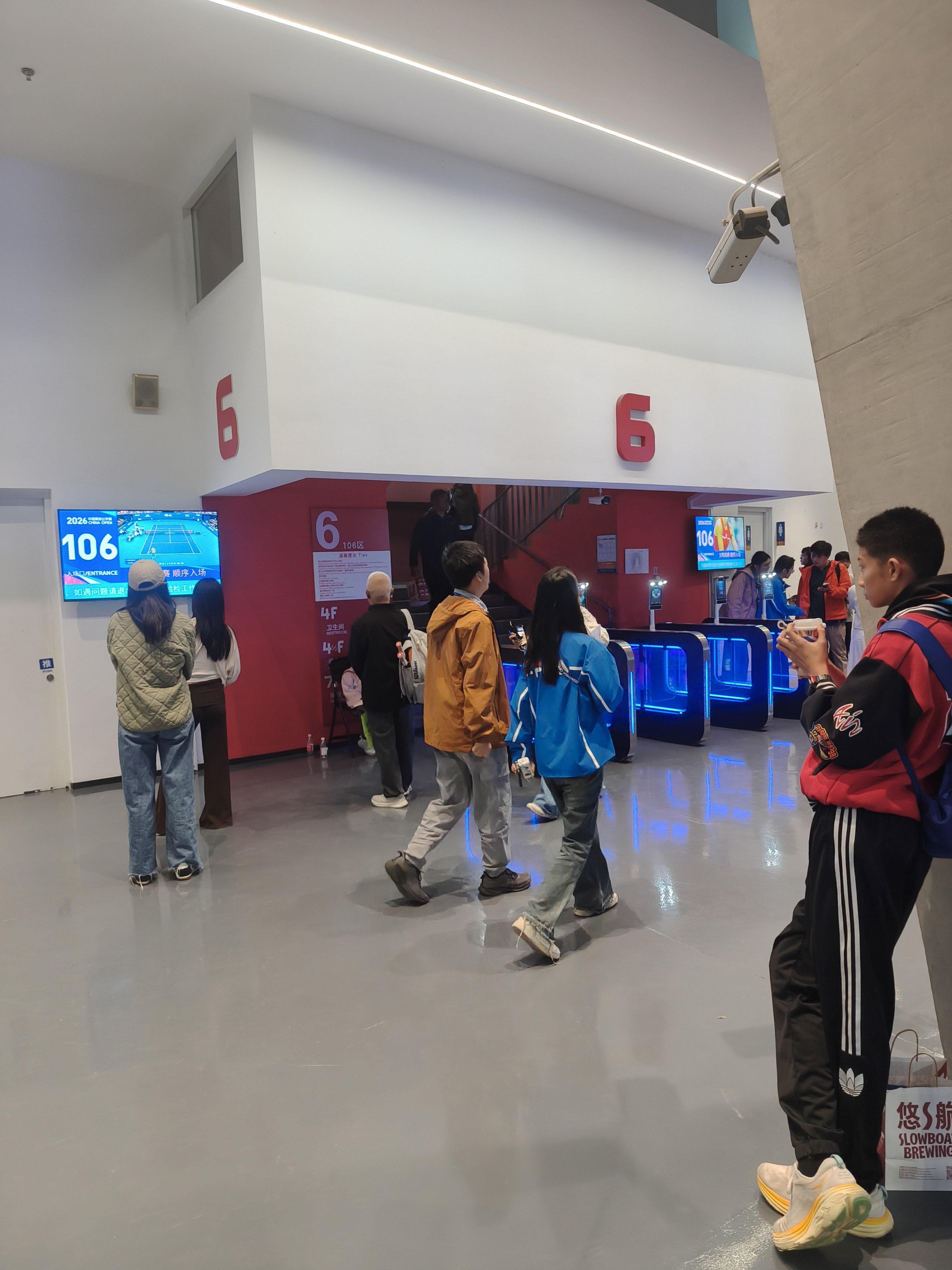 郑钦文vs卡琳斯卡娅2026中网中网第二盘郑钦文咬下来，ACE已经上双，