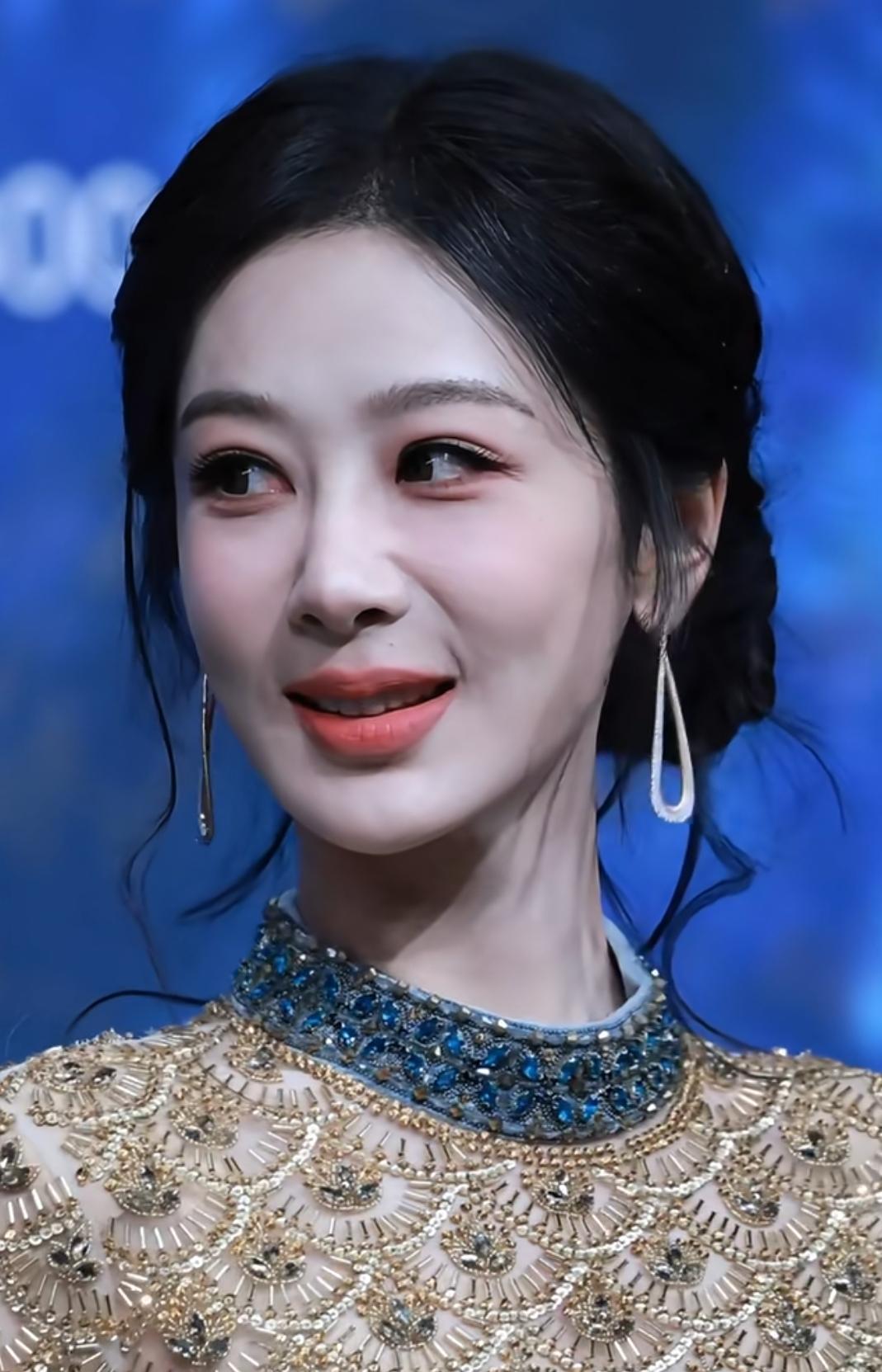 别再盯着杨紫的法令纹了，你看到的根本不是一条线，而是两条。那条长的，是天生骨骼