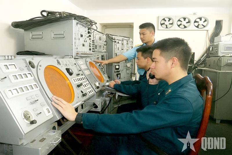 越军报道越南防空空军在越占我南沙岛礁上进行春节战备值班的状况2月20日，越南人