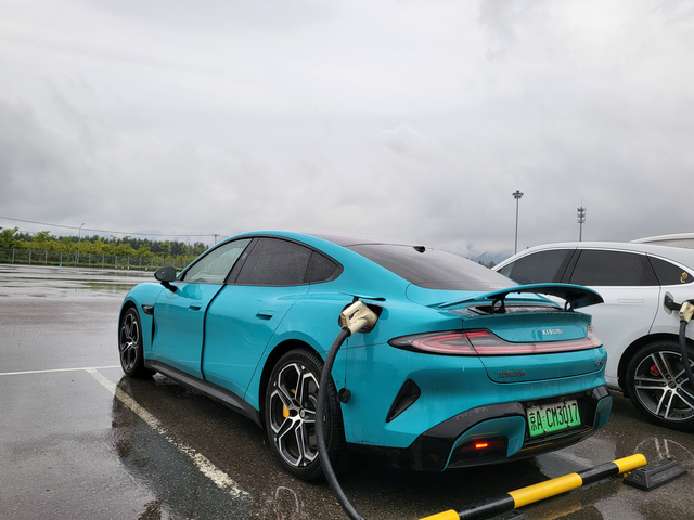 来聊聊su7的智驾最近开着出去了一趟，来聊一聊小米的整体智驾的感受，我自己的评