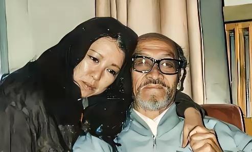 1990年，46岁的三毛跑到新疆，和76岁的王洛宾同居，王洛宾拒绝和她同