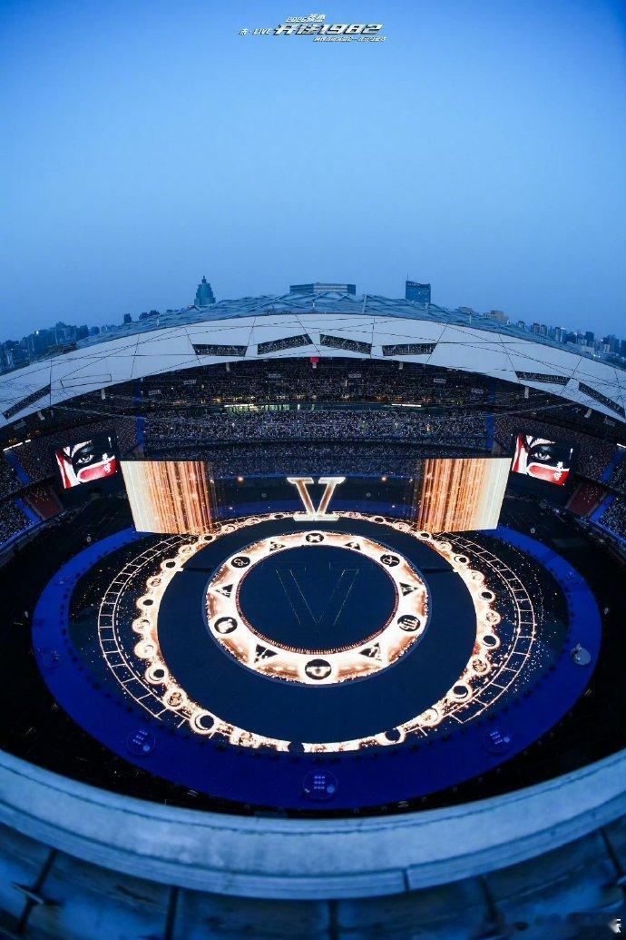 张杰别抽他了抽我张杰现场抽观众上舞台张杰演唱会现场随机邀请观众登台，用最真诚的互