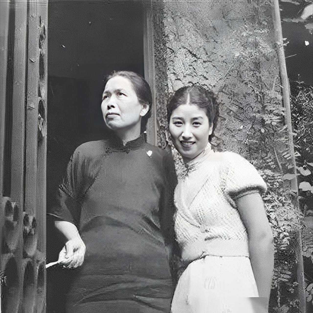 1937年7月，上海最有影响力的《良友》画报第130期封面上，一个鹅蛋脸、水汪汪