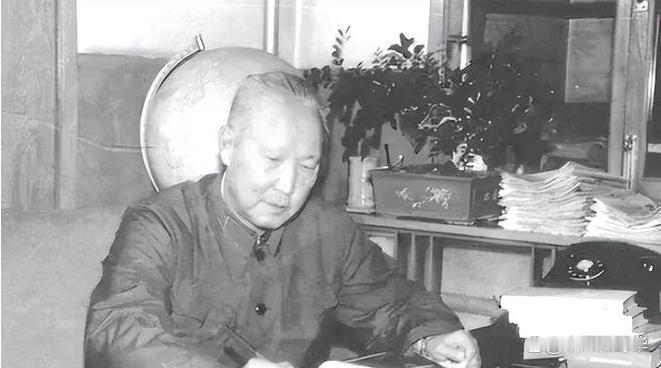 军长政委副军长全调走，入朝前这支主力军群龙无首，危急时刻一个副政委傅崇碧顶上，打